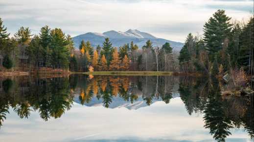 Herbstlandschaft mit dem See und Bergen in der Nähe Jeffersonville, Vermont, USA

