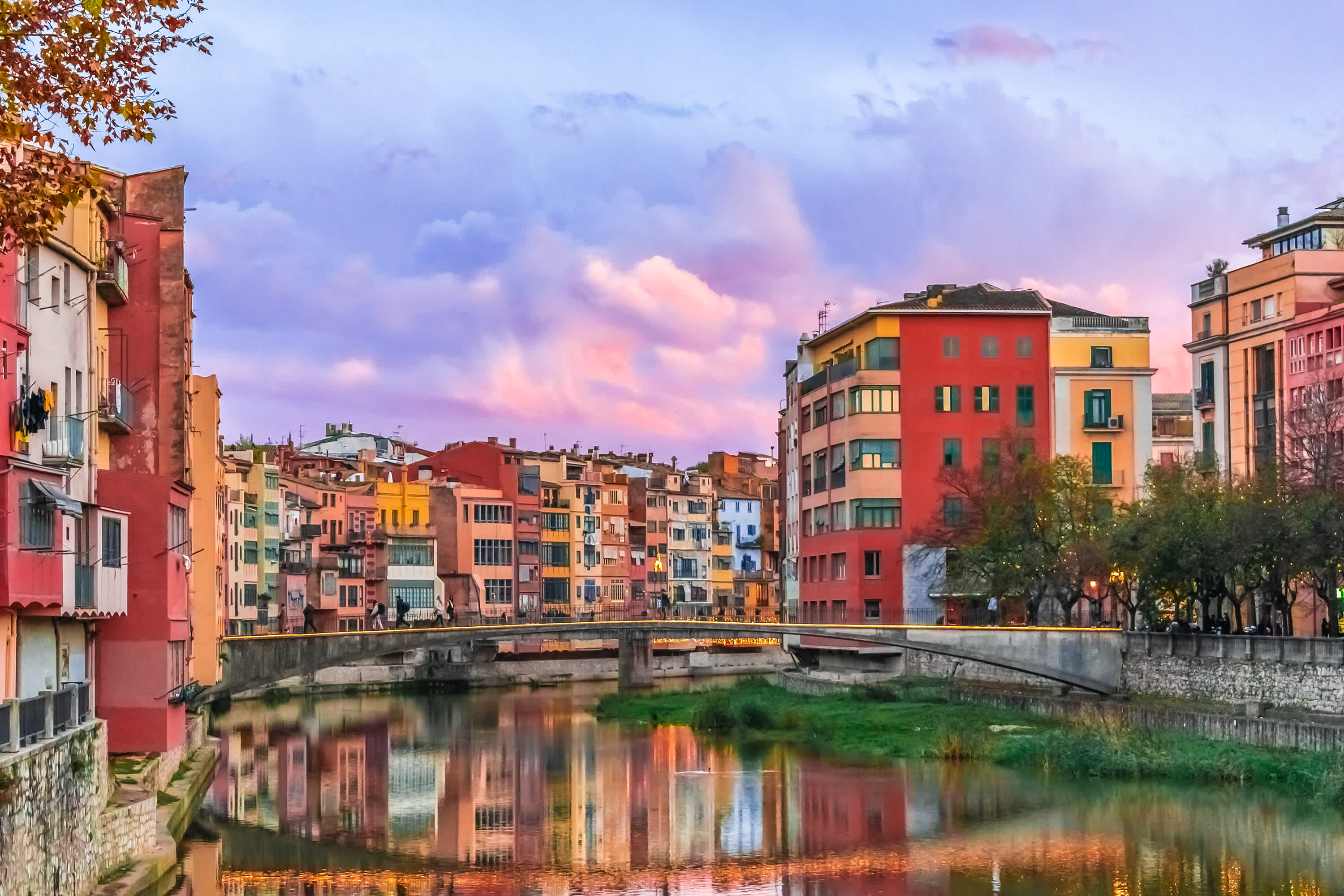 Abendlandschaft der Altstadt von Girona, Katalonien, Spanien. 