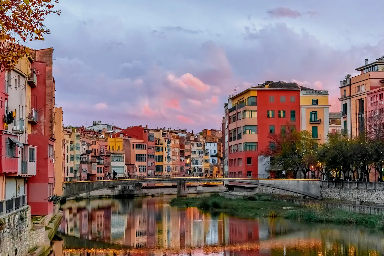 Abendlandschaft der Altstadt von Girona, Katalonien, Spanien. 