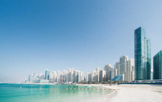 Aussicht auf Jumeirah Beach und die Hochhäuser von Dubai.