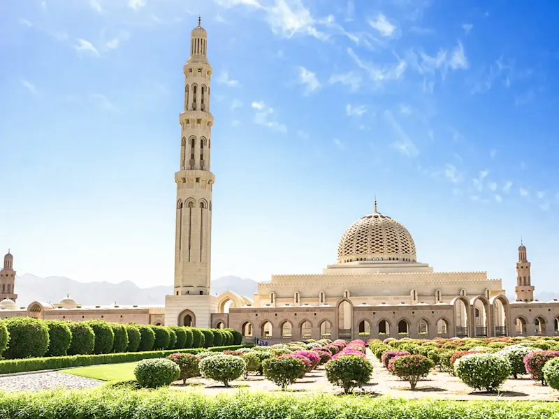 Sultan-Qabus-Moschee mit Minarett und Gärten. Muscat, Muscat, Oman.
