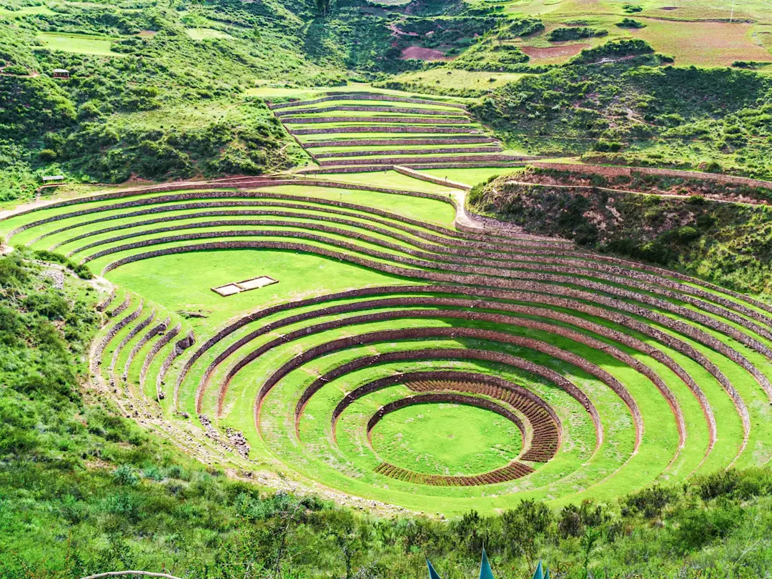 Terrassenförmige Inka-Ruinen von Moray, umgeben von Grün. Moray, Cusco, Peru.