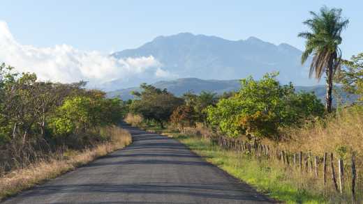 Route entourée de végétation avec le volcan Baru en arrière-plan, Boquete, Panama