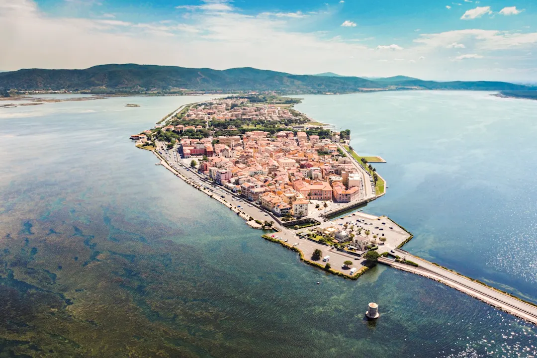 Italien, Orbetello, Luftaufnahme Eine Luftaufnahme von Orbetello in Italien.