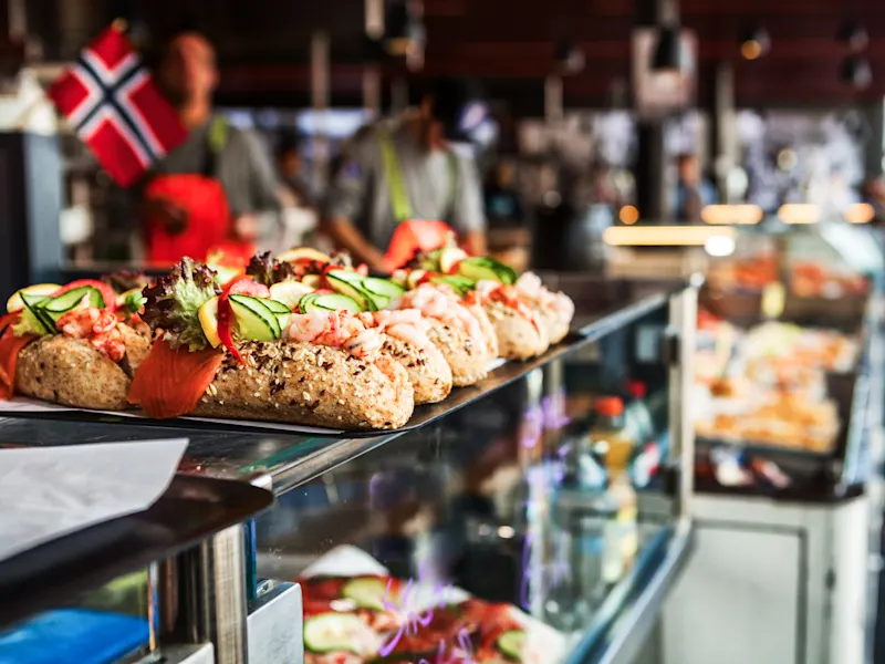 Norwegische Sandwiches mit Garnelen und frischem Gemüse in einem Café in Bergen.
