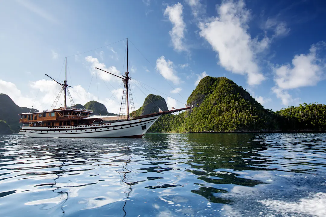 Pulau Wayag, Papua, Indonesien Aufnahme eines Schiffes in den Gewässern von Pulau Wayag