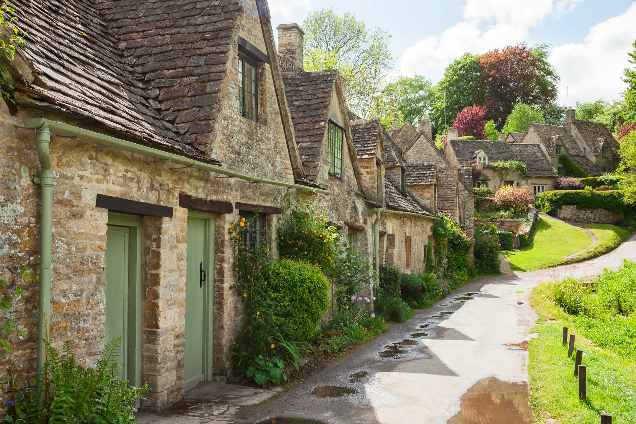 Vieilles rues bordées de beaux cottages dans un cadre pittoresque à Bibury dans les Cotswolds en Angleterre