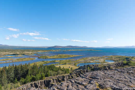 Machen Sie eine Wanderung in der Almannagja-Schlucht während Ihrer Reise zum Golden Circle.