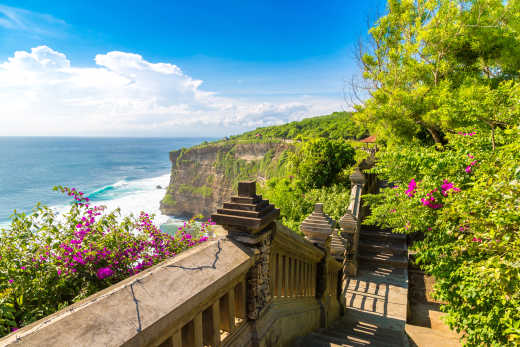 Escaliers du Temple Pura Luhur Uluwatu par une journée ensoleillée, Bali, Indonésie