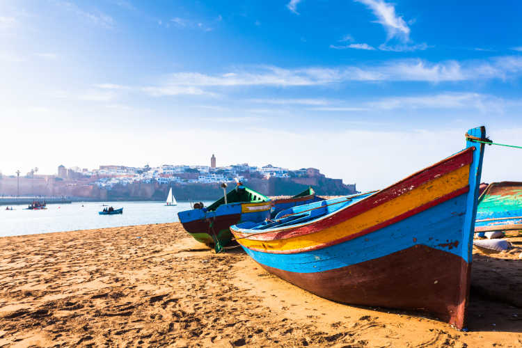 Farbenfrohe traditionelle Boote am Strand in Rabat, Marokko