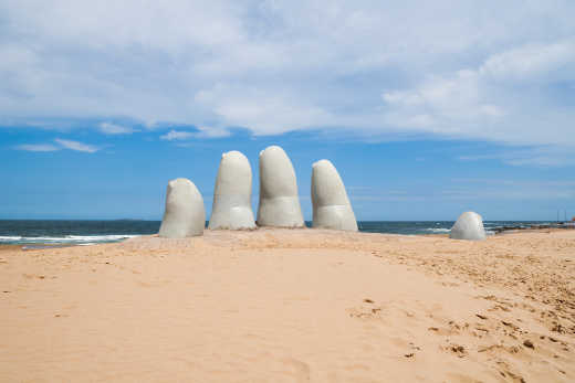 Hand Skulptur auf dem Strand in Punta del Este, Uruguay 