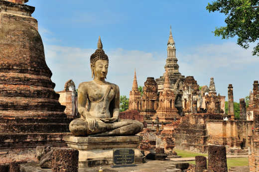 Vue sur le parc historique de Sukhothai avec des temples, des statues et des ruines