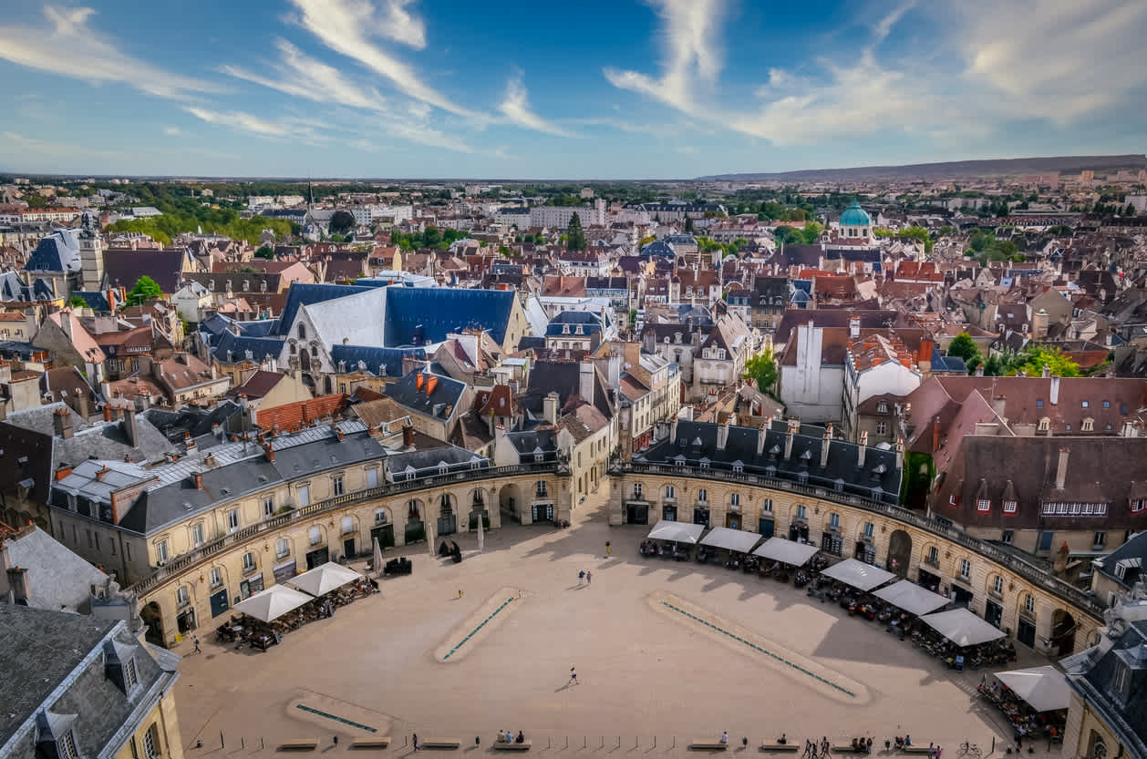 Entdecken Sie den hübschen Place de la Libération während Ihrer Tour in Dijon.