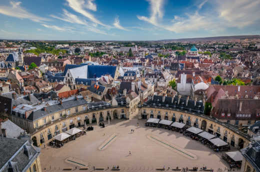 Découvrez la jolie Place de la Libération pendant votre circuit à Dijon.