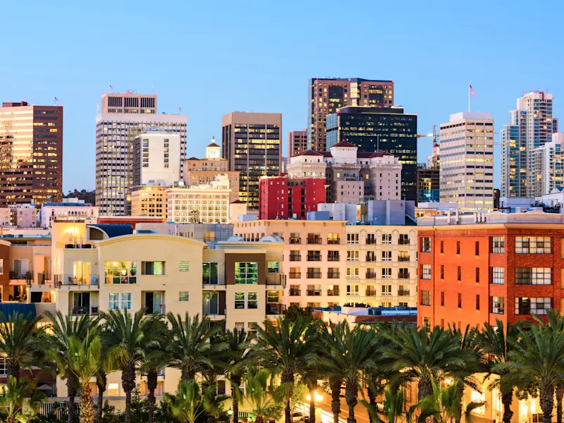 San Diego, Kalifornien, Vereinigte Staaten Skyline von San Diego mit modernen Gebäuden und Palmen bei Abenddämmerung. San Diego, Kalifornien, Vereinigte Staaten.