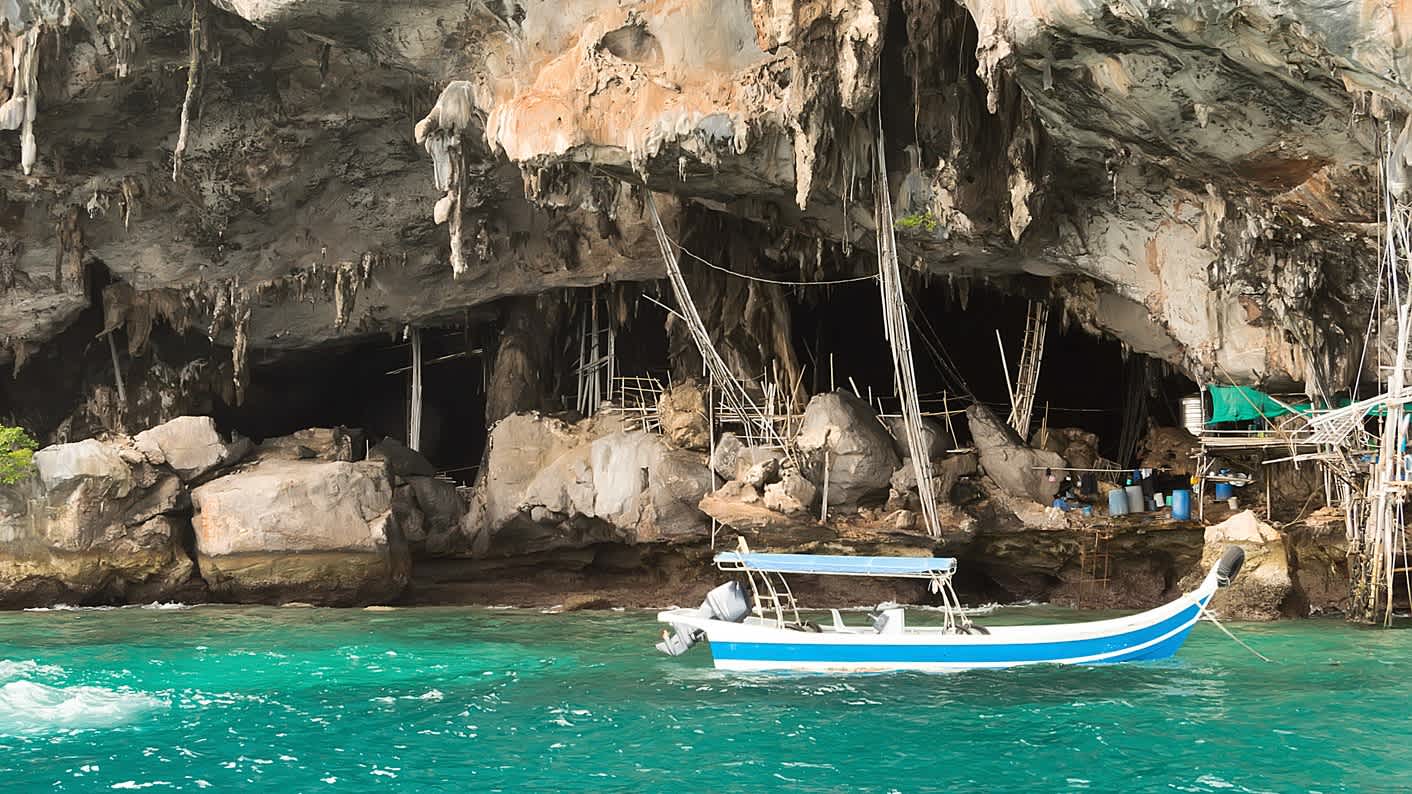 Höhle in der Andamanensee mit azurblauem Meer im Vordergrund