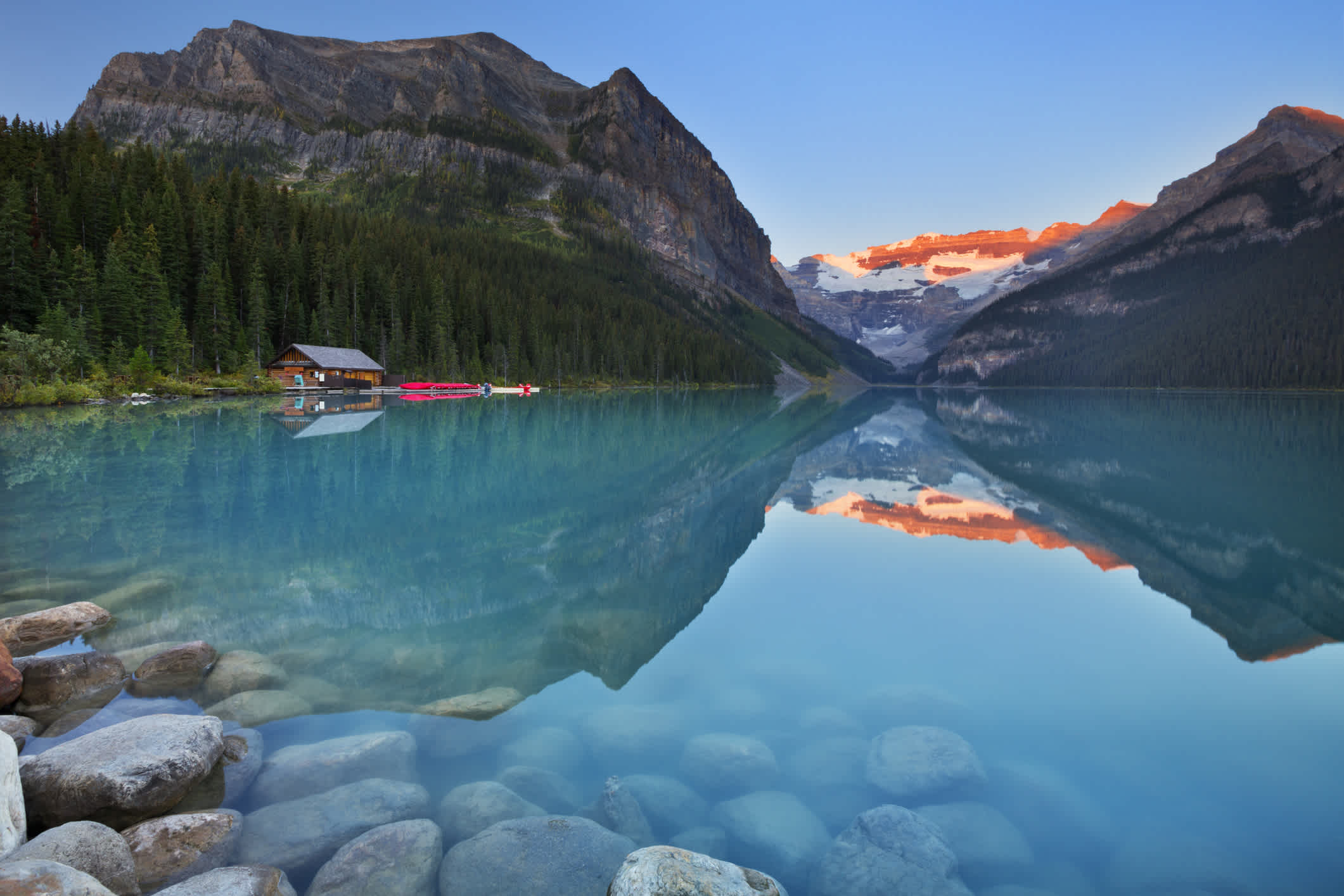 Sonnenaufgang am Lake Louise im Banff National Park, Kanada.
