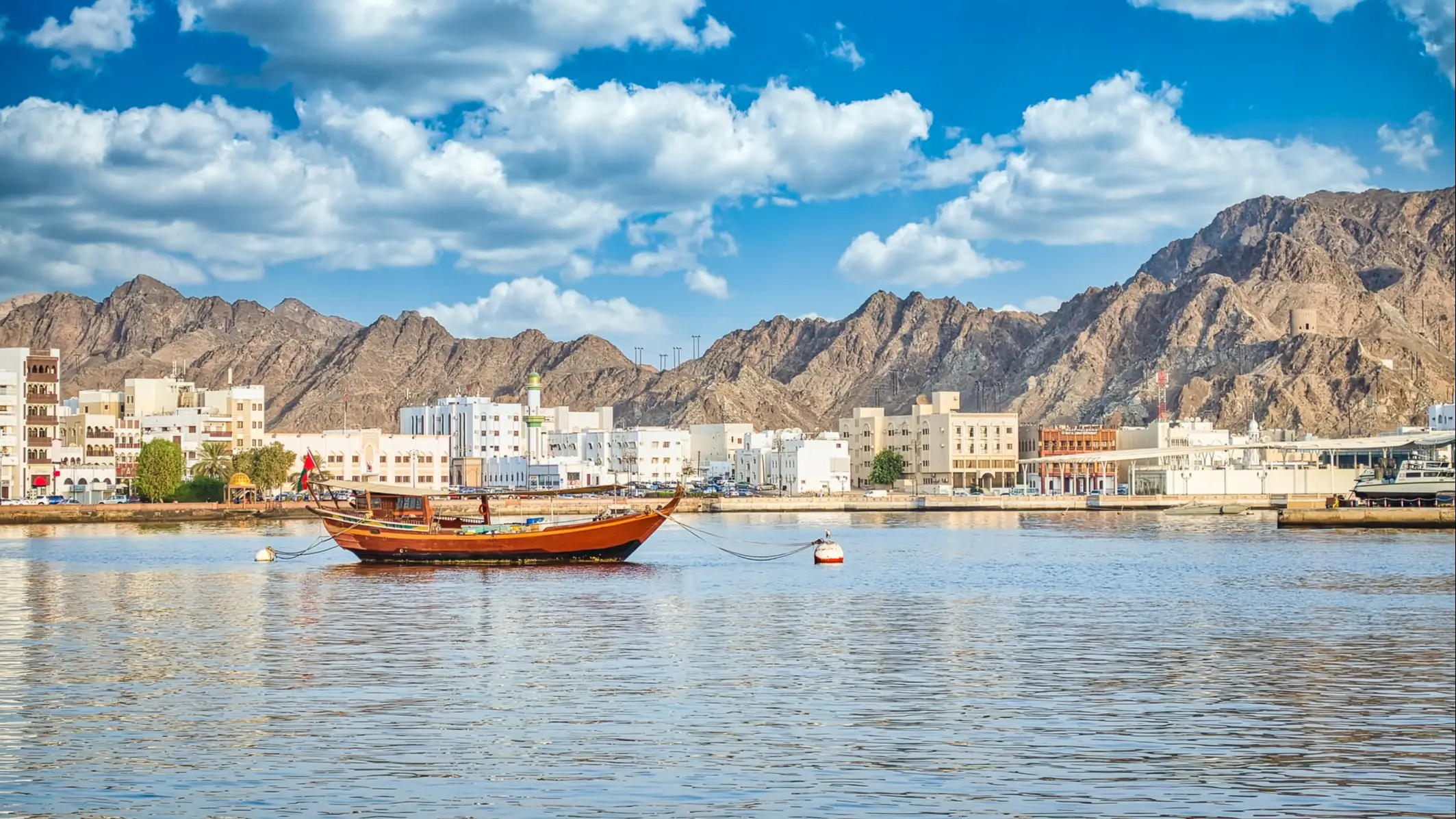 Die Altstadt von Maskat mit den Bergen im Hintergrund, Oman.

