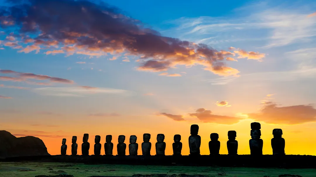 Blick_auf_die_Moai-Statuen_auf_der_Osterinsel_bei_Sonnenuntergang
