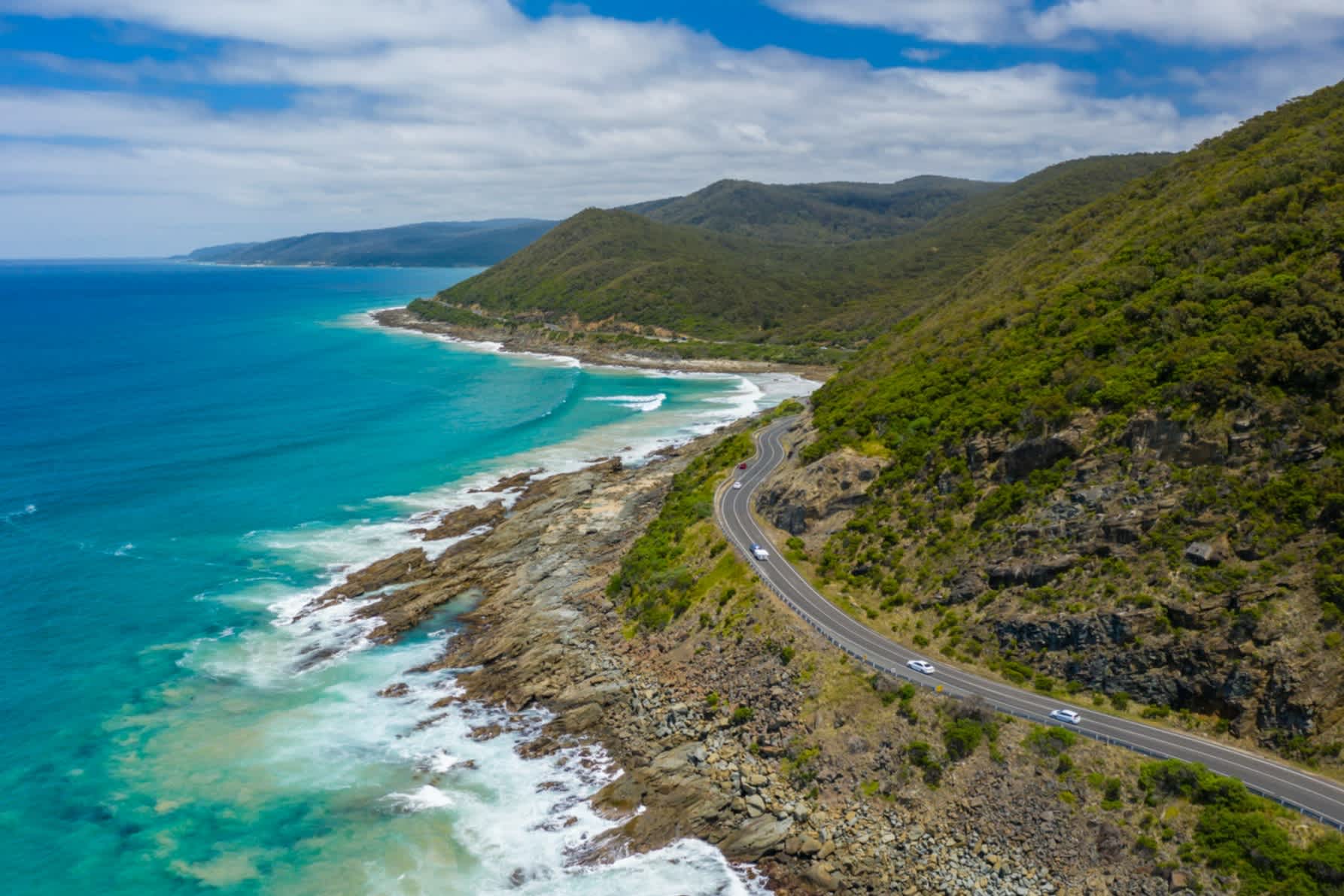 Luftaufnahme der Great Ocean Road in Australien.