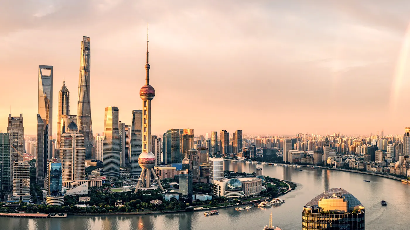 Shanghai, China Die Skyline von Shanghai mit dem Oriental Pearl Tower im Abendlicht. Shanghai, China.