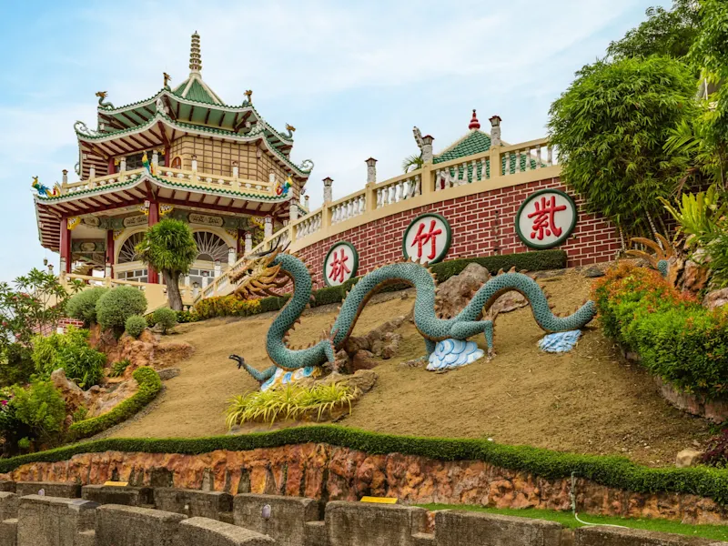 Cebu, Phillipines Taoist Tempel mit grünem Dach und Drachenstatue auf einem Hügel, Cebu, Phillipines.