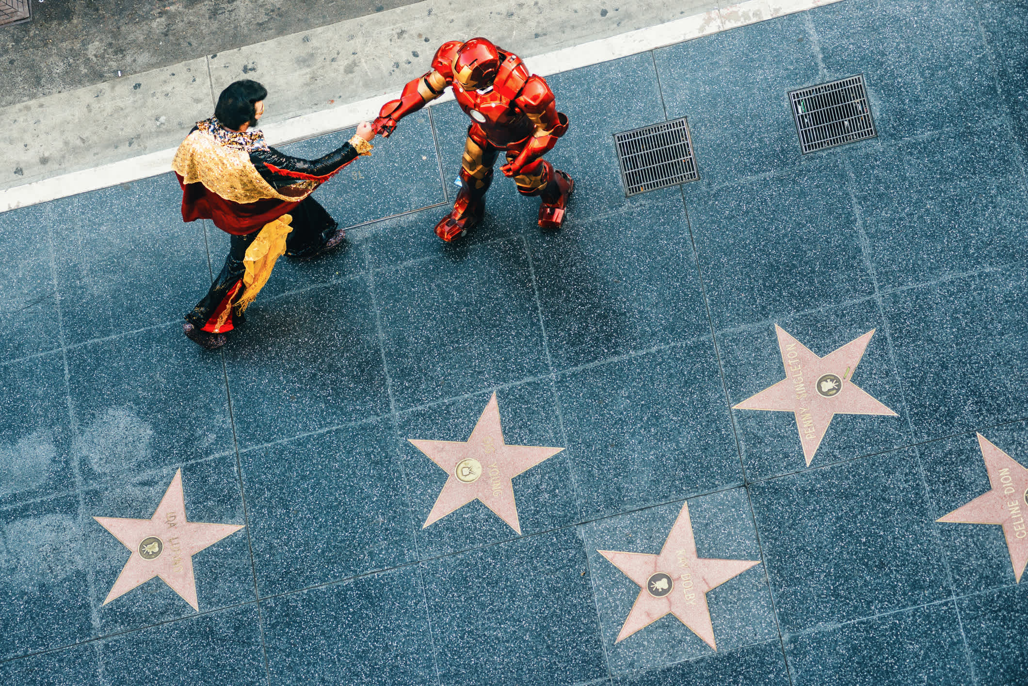 Découvrez les étoiles des stars sur le Hollywood Walk of Fame pendant votre road trip à Los Angeles.