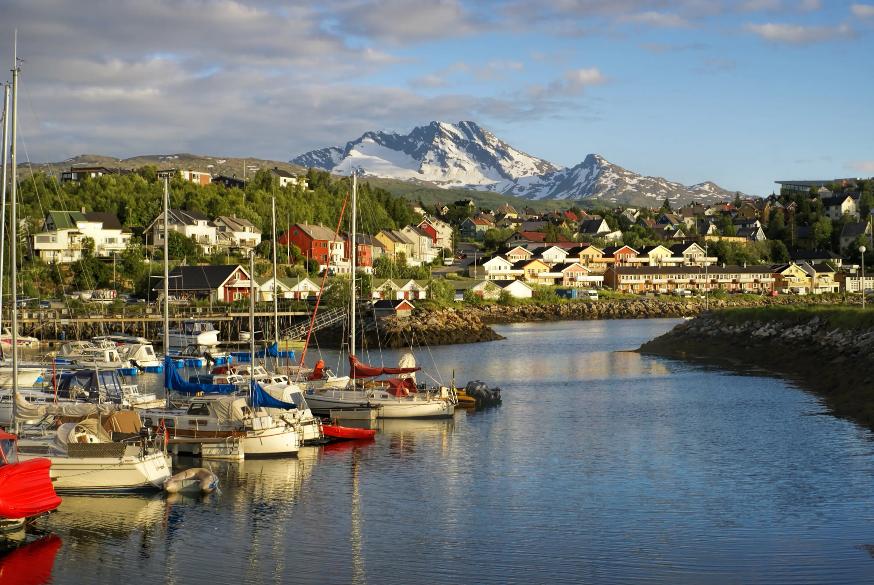 Blick auf den Stadt Narvik mit scheebedekten Bergen im Hintergrund, Norwegen. 