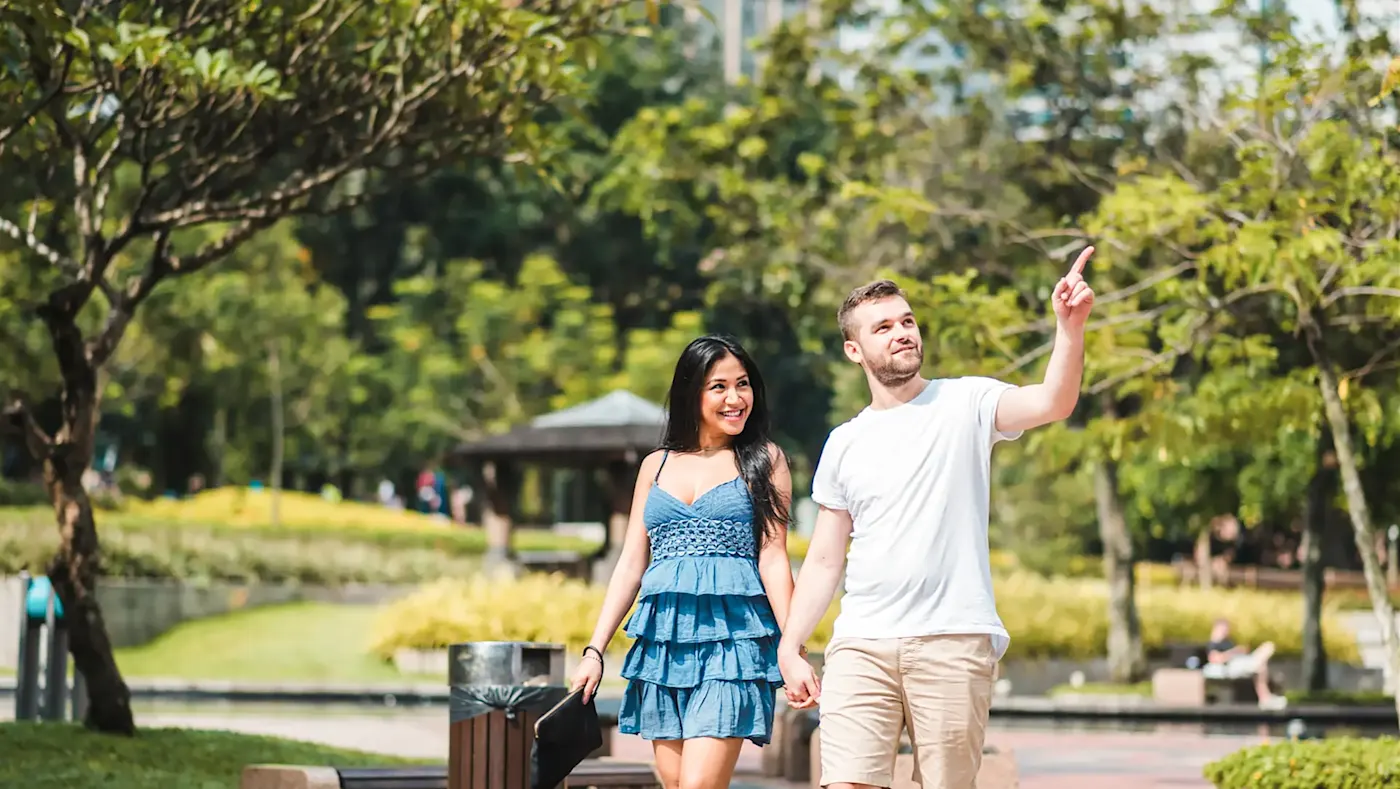 Malaisie, Kuala Lumpur, Lune de miel Couple se promenant à Kuala Lumpur lors d'un voyage de noces, Kuala Lumpur, Malaisie.