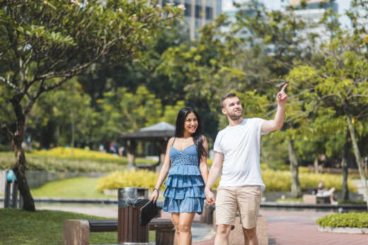 Paar spaziert durch Kuala Lumpur bei einer Flitterwochnreise