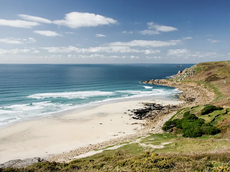 Entdecken Sie den schönen Gwenvor Beach, hier unter blauem Himmel, bei einem Cornwall-Urlaub