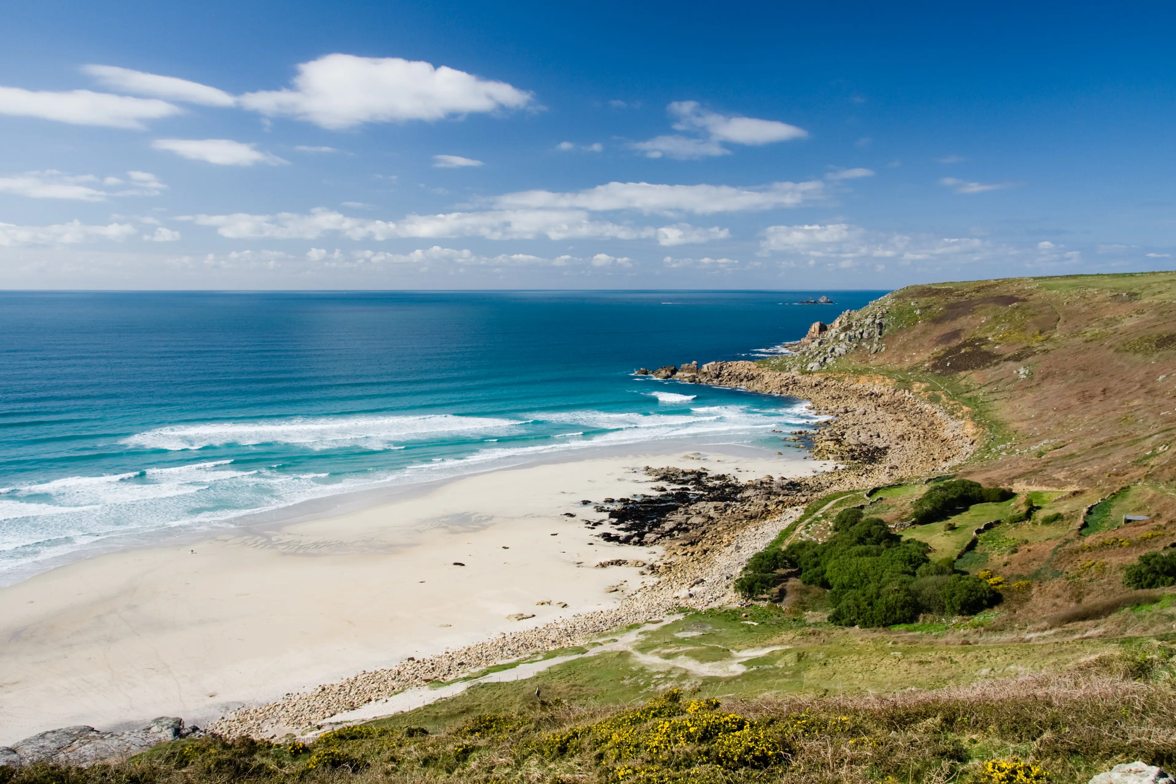 Gwenvor Beach, Cornwall Entdecken Sie den schönen Gwenvor Beach, hier unter blauem Himmel, bei einem Cornwall-Urlaub