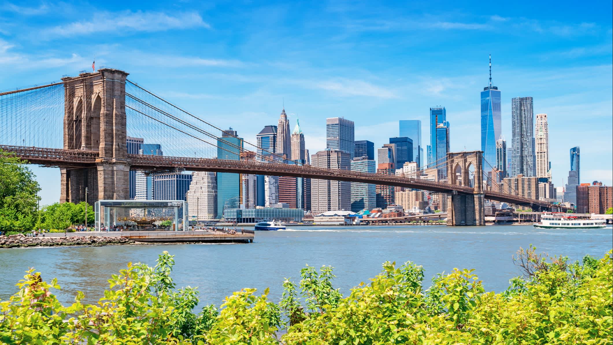 Die Brooklyn Bridge und die Skyline von New York City, USA 
