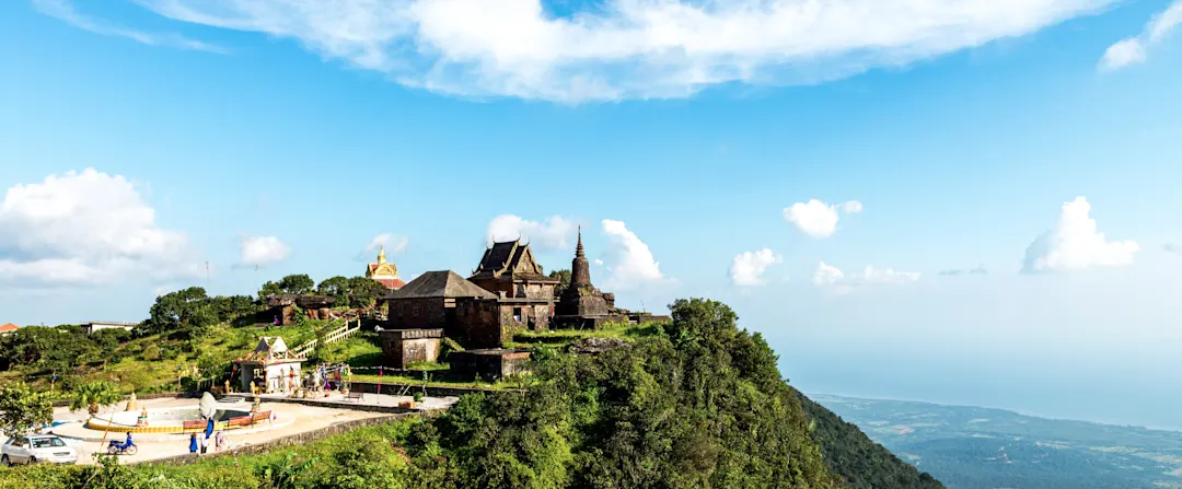 Bergtempel mit weitem Blick über die Landschaft unter blauem Himmel. Kampot, Kampot, Kambodscha.