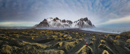 Panoramabild mit dem Vestrahorn-Berg im Hintergrund