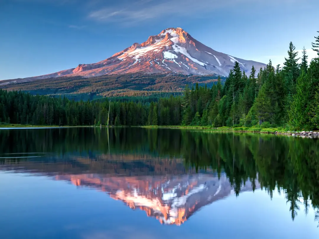 Spiegelung eines schneebedeckten Berges im See. Mount Hood, Oregon, USA.
