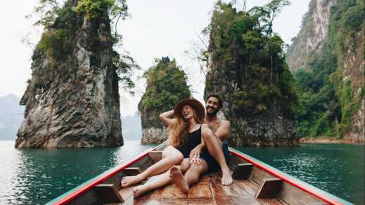 Un couple sur un bateau