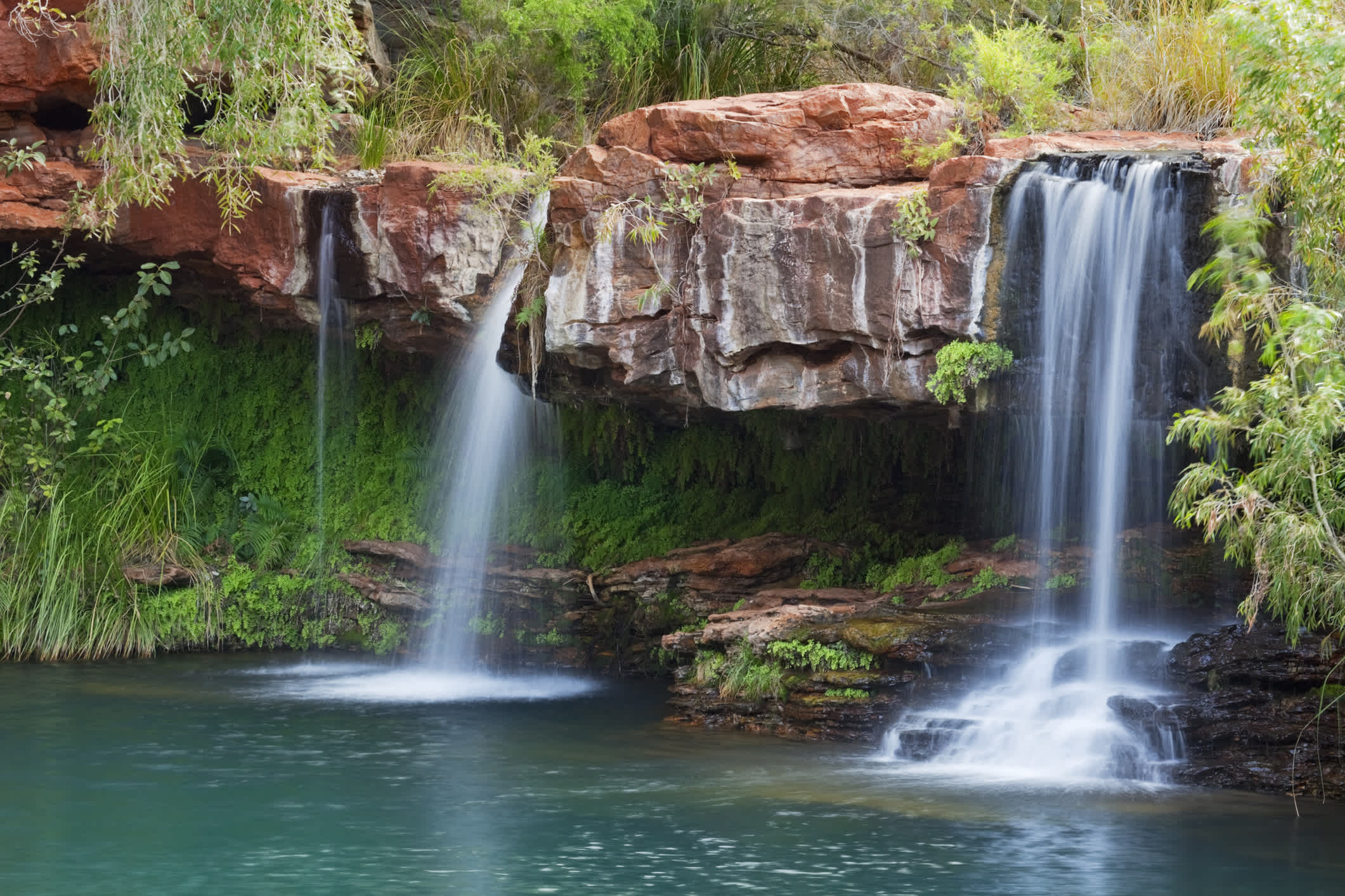 Une petite chute d'eau dans le parc national de Karijini, en Australie occidentale.