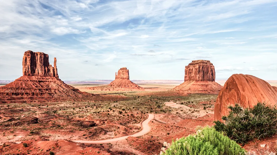 Panoramablick auf die berühmten Felsformationen und die weite Wüstenlandschaft. Monument Valley, Arizona, USA.