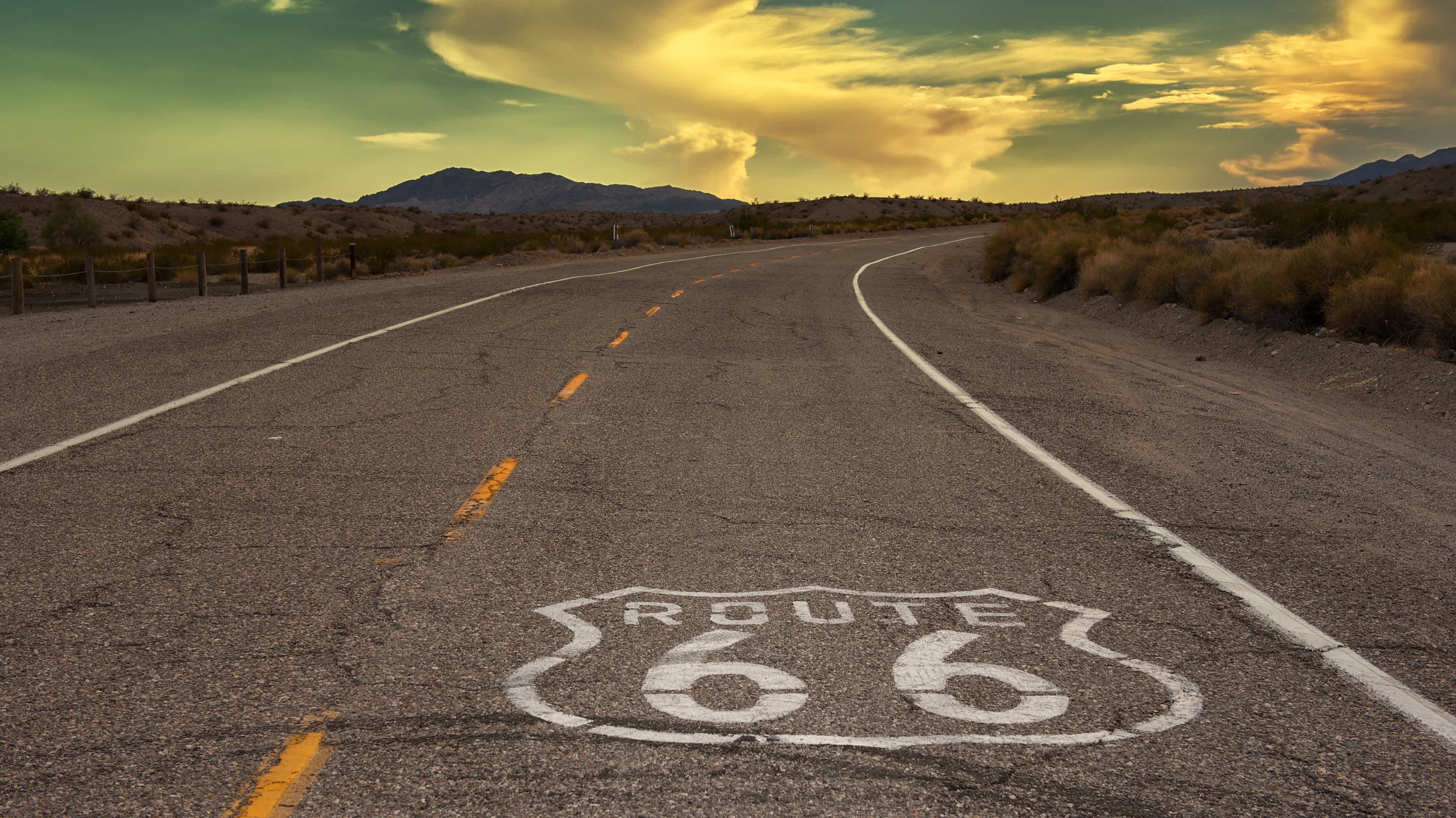 Vue panoramique sur la célèbre Route 66 qui traverse les USA d'Est en Ouest. Un itinéraire de légende à découvrir pendant votre road trip aux Etats-Unis.
