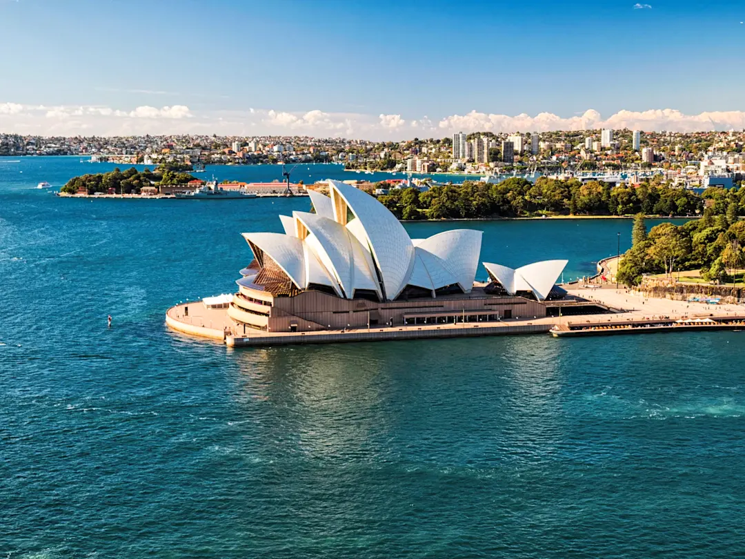 Opernhaus im Hafen mit Stadtblick. Sydney, New South Wales, Australien.
