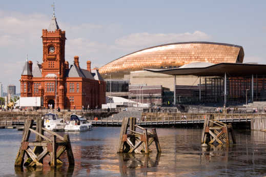 Cardiff Bay Waterfront mit Wales Millennium Centre Gebäude, Wales, Großbritannien. 

