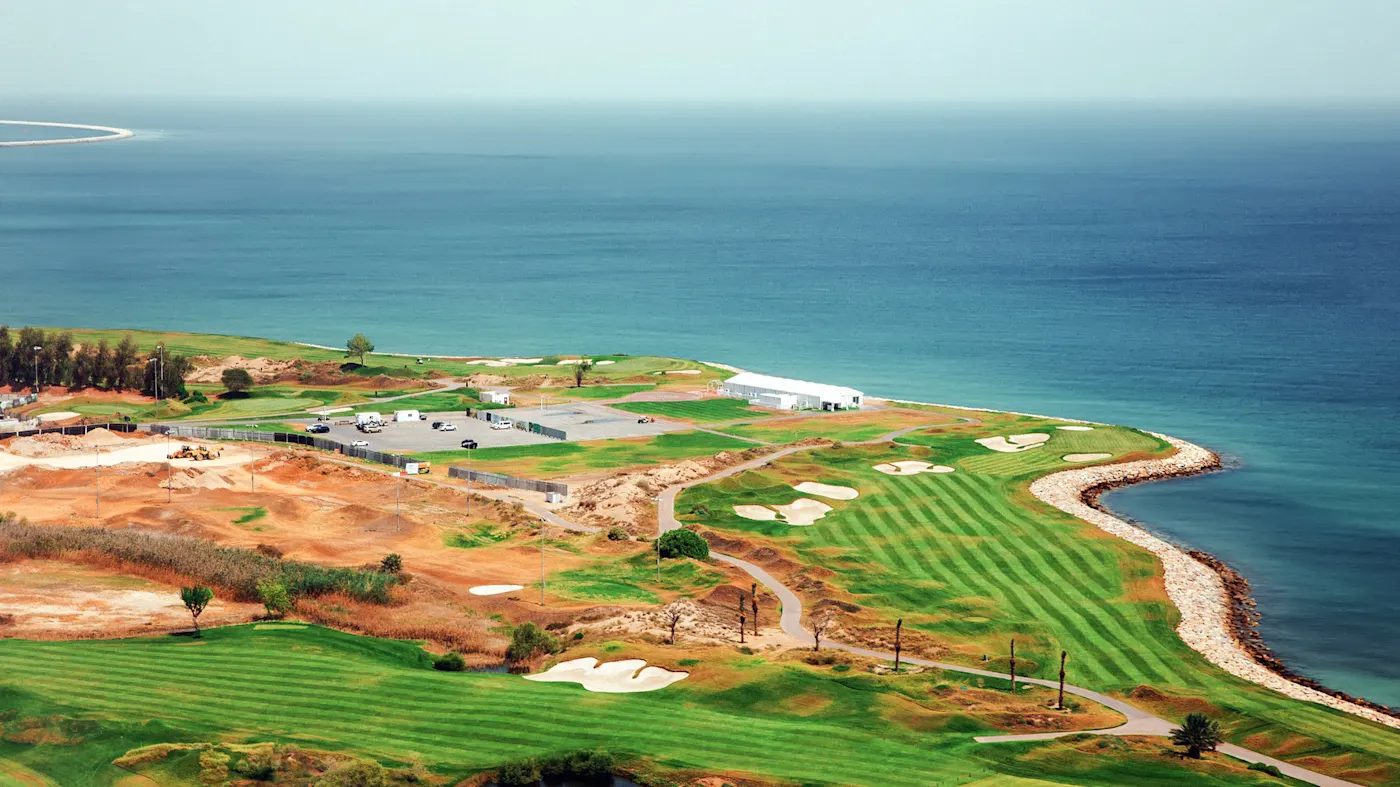 Vue aérienne du terrain de golf sur la côte de Mascate, Oman.