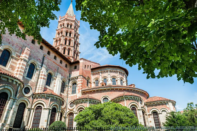 Nächtliches Bild der berühmten Kirche St. Sernin in Toulouse, Frankreich