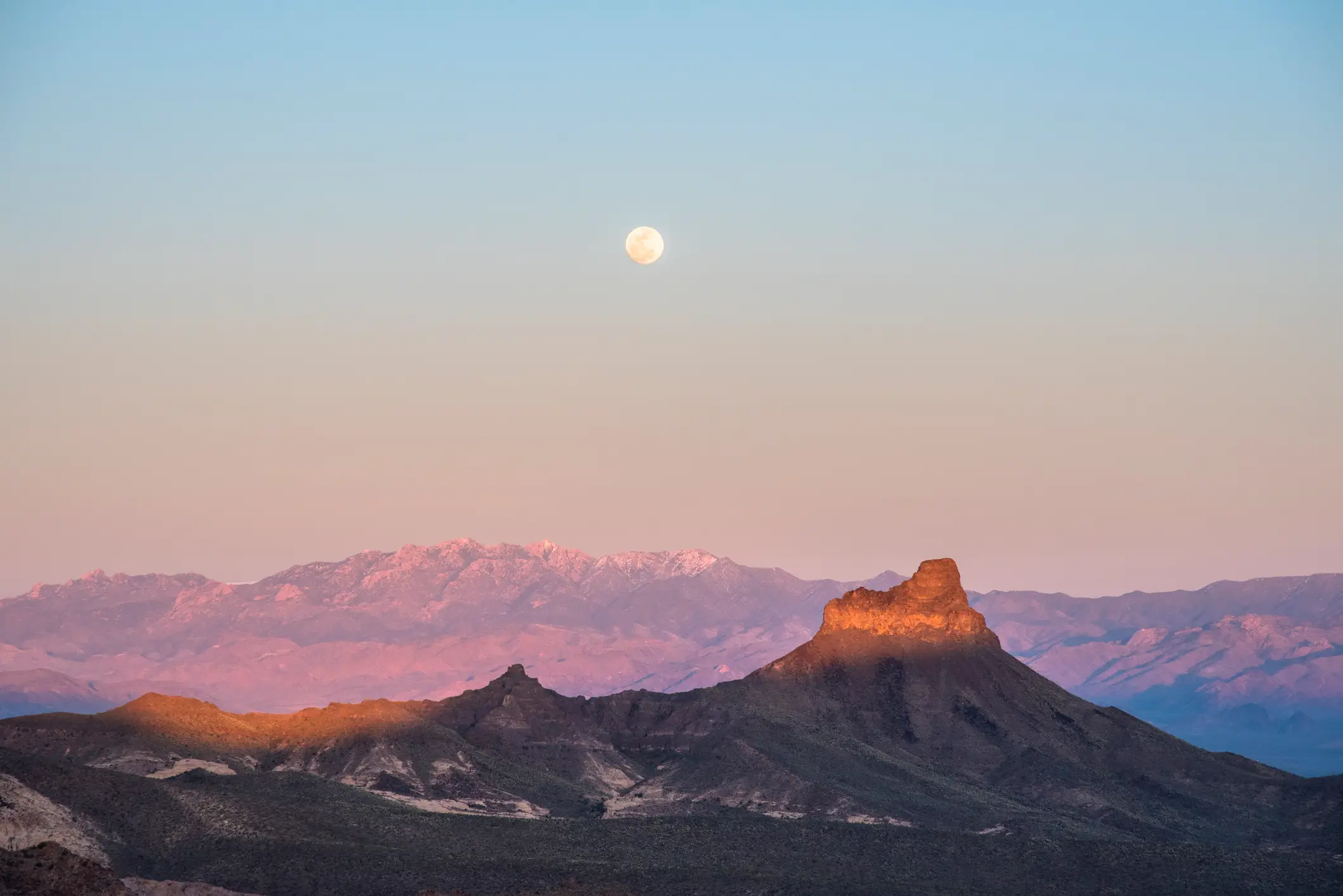 Ein Mond über der Wüste bei Kingman, Arizona, USA
