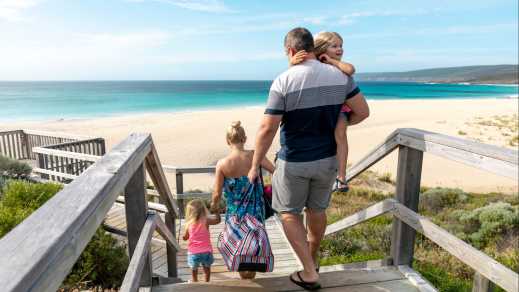 Une famille se rend à la plage à Perth, en Australie.
