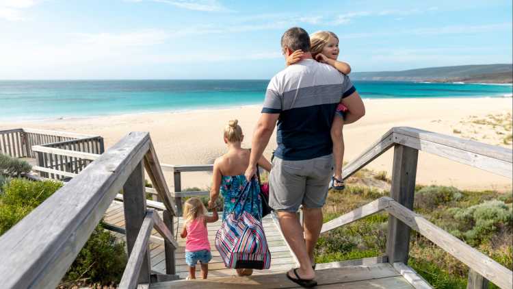 Eine Familie besucht den Strand in Perth, Australien. 
