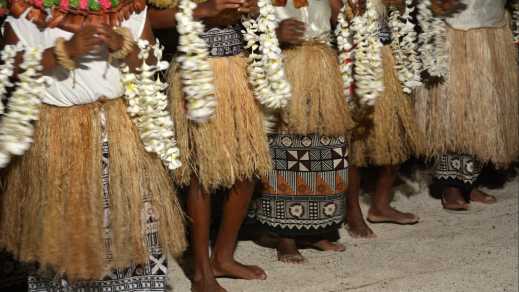 Menschen in Fidschi mit traditionellen Röcken