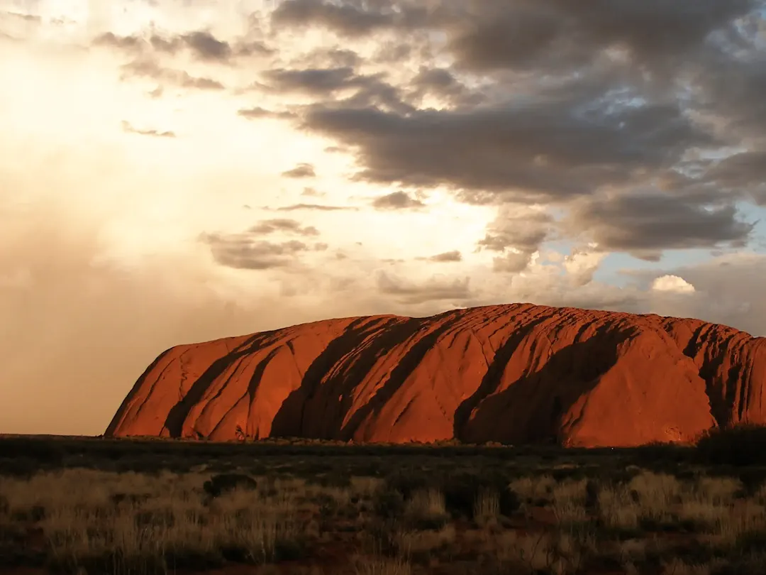 Uluru bei Sonnenuntergang mit Wolken, Northern Territory, Australien.
