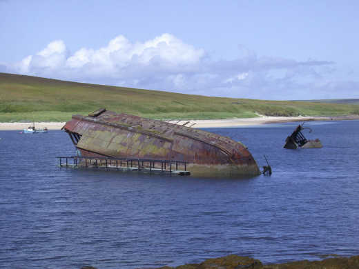 Épave de bateau dans l'eau, à Orkney, en Écosse